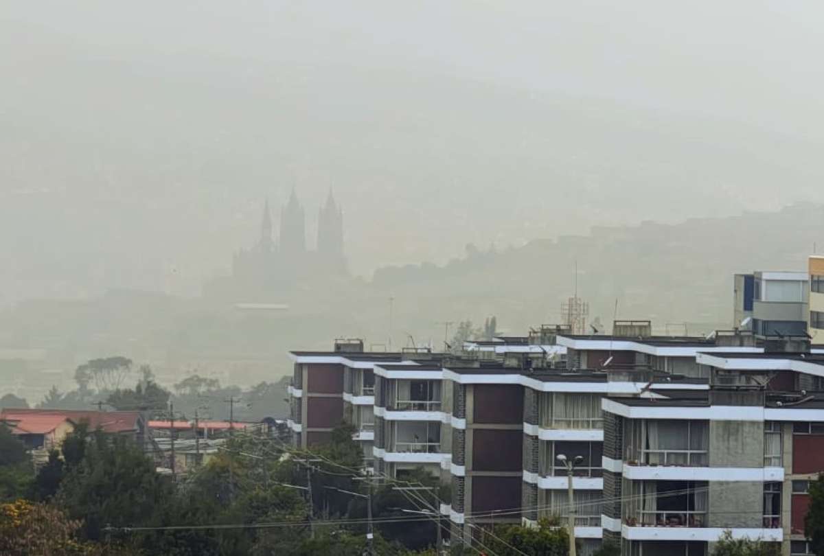 Quito: Nube de humo por incendios forestales en Nayón, Pifo y Chilibulo